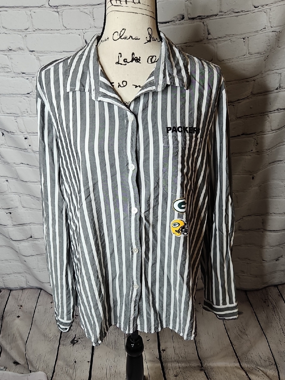 Wear by Erin Andrews Green Bay Packers Striped Button Down Hi/Low Top Size XL